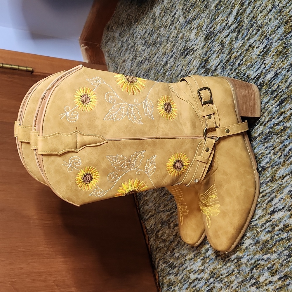 Sunflower 🌻 Cowboy boots size 11